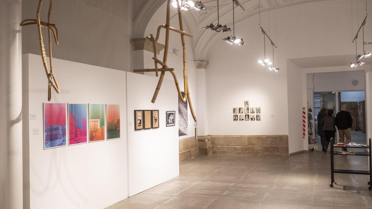 Varias obras, en la exposición &quot;Art on the road&quot;, que comparte espacio con la Biblioteca de Zamora
