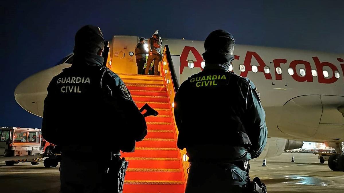 Beamte der Guardia Civil bewachen, nach der Massenflucht, die notgelandete Air-Arabia-Maschine.