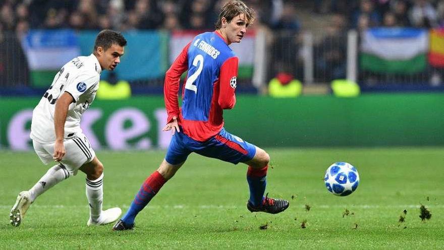 Reguilón, encarando a Mario Fernandes, del CSKA.