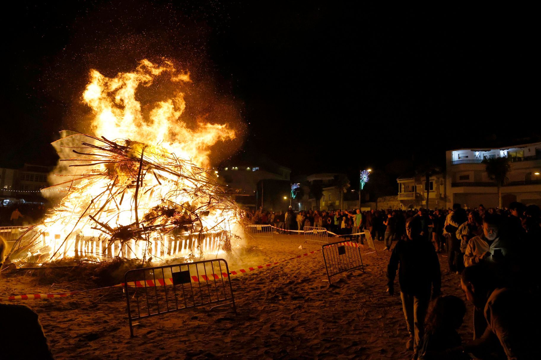 Panxón volvió a iluminarse en plena noche de San Xoán