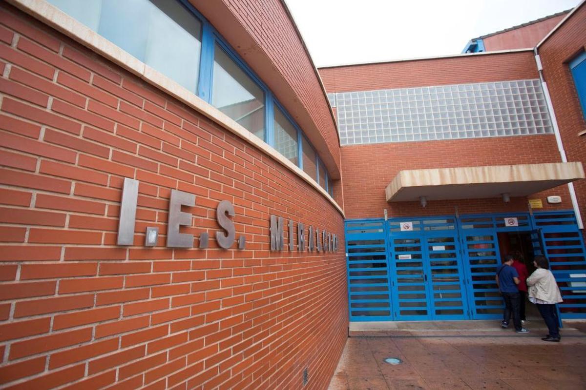 IES Miralcamp de Vila-real coloca el aviso de suspensión de las clases.