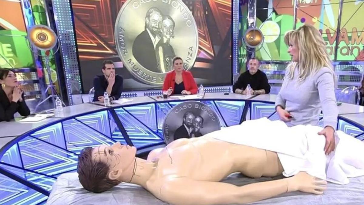 Simulacro de autopsia de Mario Biondo, en el plató de 'Sálvame'.
