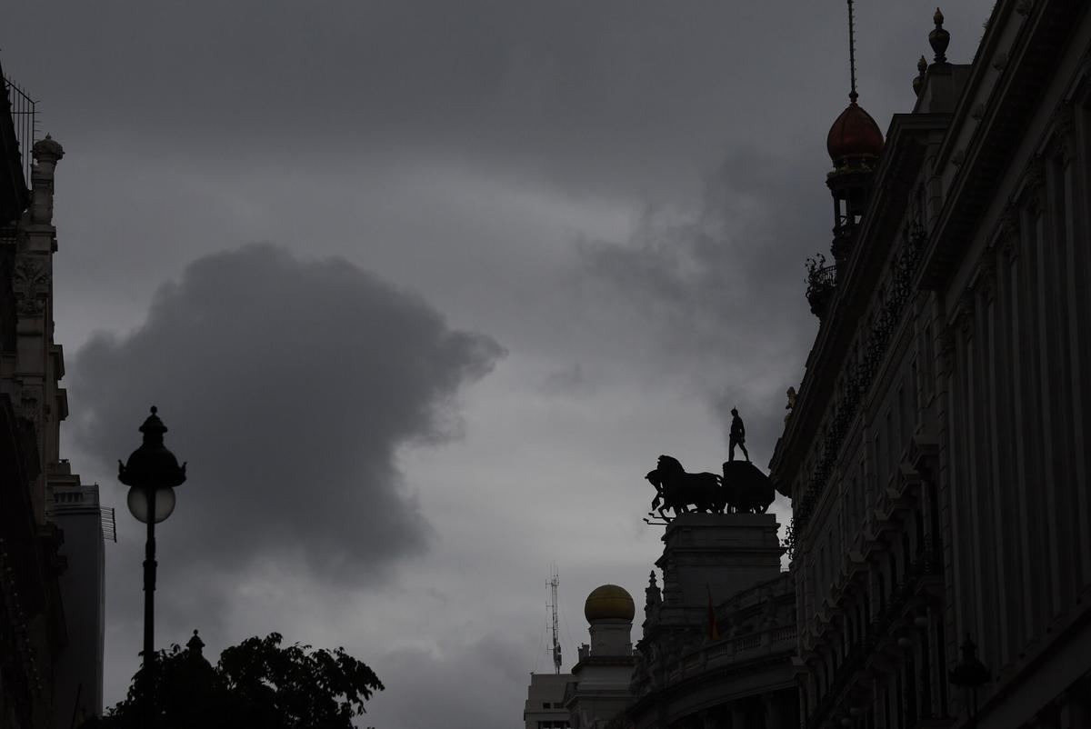Vista de las nubes en la calle Gran Vía en Madrid, en una imagen de archivo.