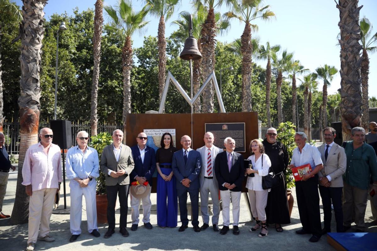 Foto de familia en el Memorial dedicado a José de Gálvez en el Palmeral de las Sorpresas.