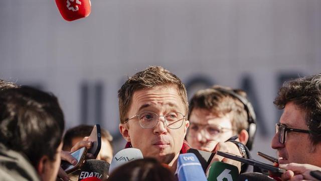 El exportavoz de Sumar en el Congreso Íñigo Errejón ofrece declaraciones a los medios tras declarar en los juzgados de Plaza de Castilla, a 16 de enero de 2025, en Madrid (España).
