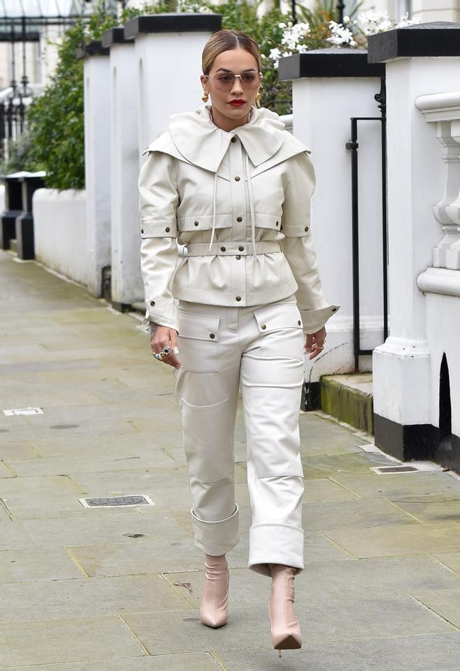 Rita Ora con un dos piezas a juego paseando por las calles de Londres