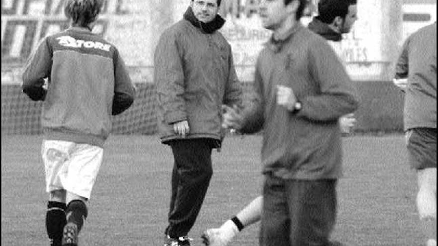 Julio Arniella, siguiendo el entrenamiento de sus pupilos, ayer, en Tabiella.