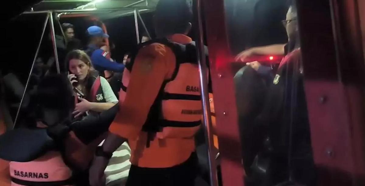 La valenciana Andrea Ortuño, durante la evacuación a los afectados en el hundimiento del barco de Indonesia