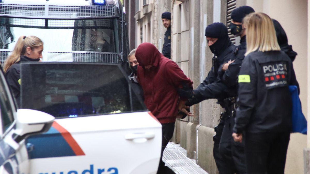 El detingut per l'agressió a Igualada, sortint escortat pels mossos en una foto d'arxiu
