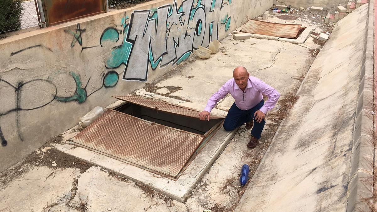 El edil de Izquierda Unida-Verdes, Pedro Sosa, durante la visita que realizaba a la zona.