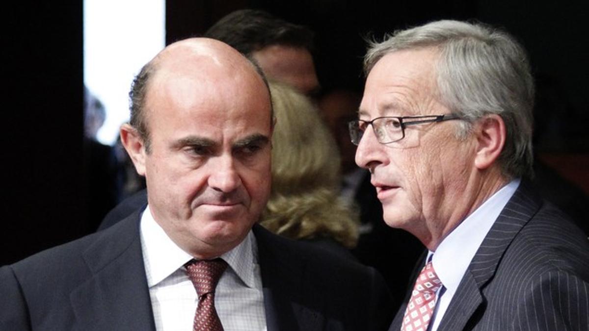 Luis de Guindos y Jean-Claude Juncker, a su llegada, ayer, a la reunión de ministros europeos.