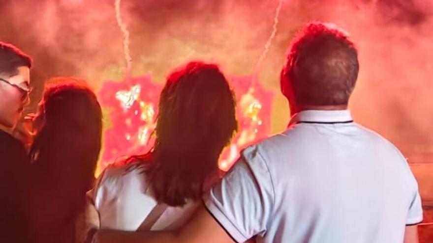 Polémica por los fuegos artificiales de Los Dolores en Lanzarote: el público denuncia riesgo y Tinajo niega que fuera "alarmante"