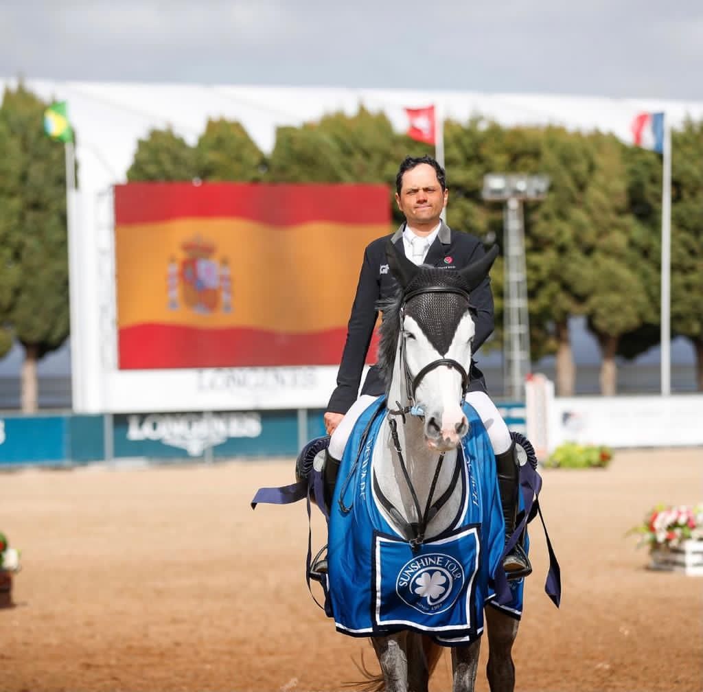 Javier González Fraga montando a Cholita JFG, su yegua ganadora de la Ruta del Sol.