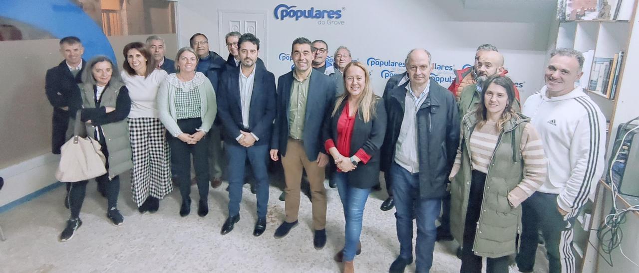 Participantes en la reunión mantenida anoche, con Pablo Leiva y Luis López.