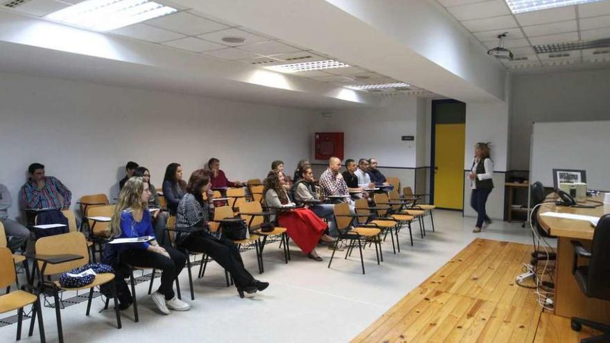 Alumnos en un aula del centro asociado de la UNED en Ourense. // Jesús Regal