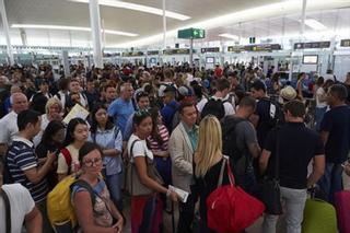 La T-1 atrapa a miles de pasajeros por cuarto día consecutivo