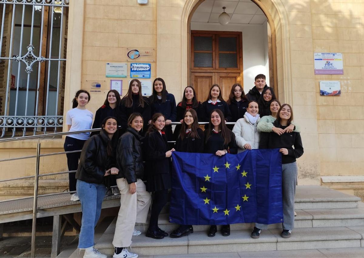 Un grupo de alumnas y alumnos de Esclavas portan la bandera europea