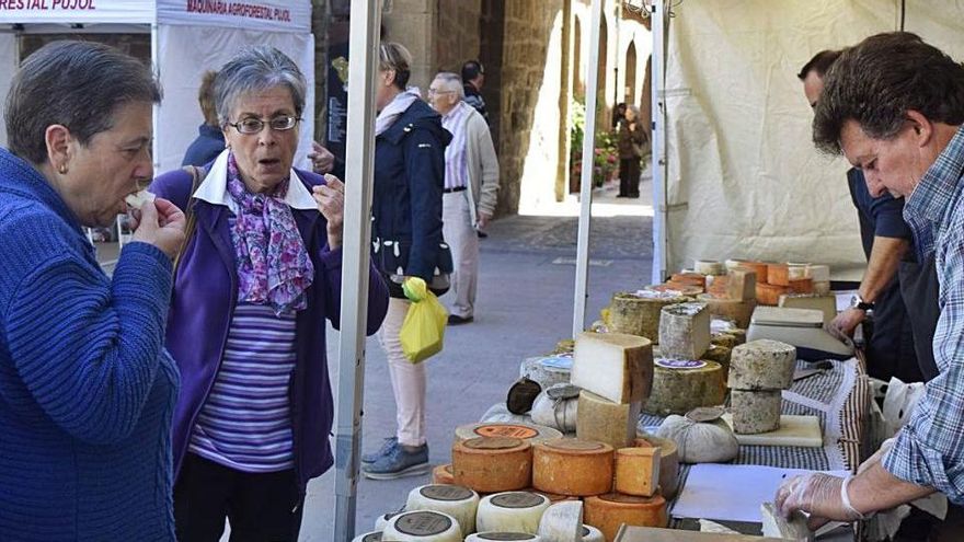 Unes visitants a una parada durant l&#039;última edició de la Fira de Sant Isidre de Solsona