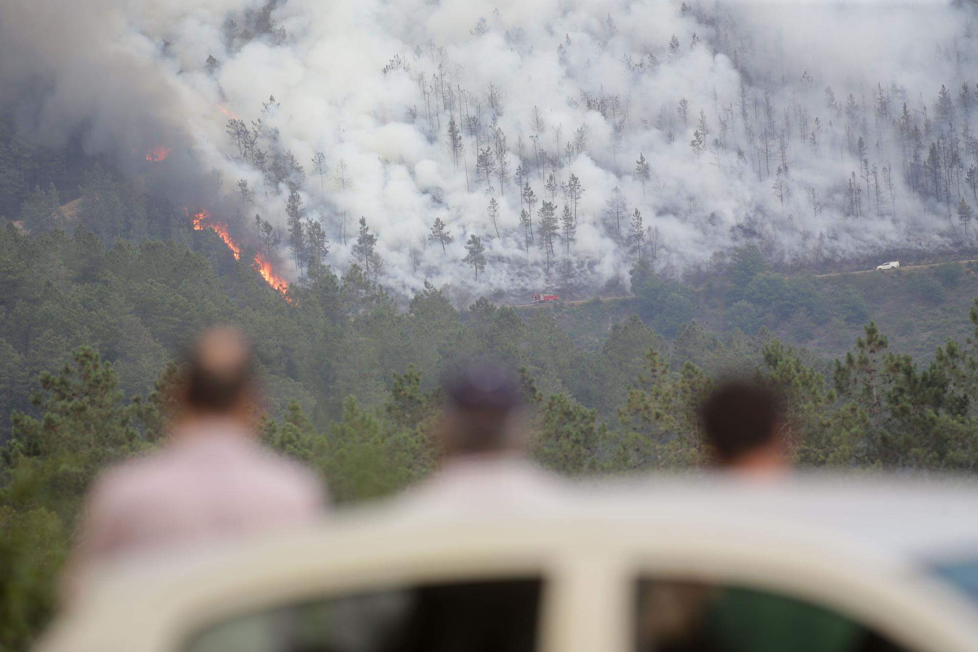 Labores de extinción del fuego en la Sierra de Caurel, a 17 de julio de 2022, en A Pobra do Brollón, Lugo, Galicia, (España). Los incendios forestales de Folgoso do Courel son varios; dos en la parroquia de Vilamor, uno con unas 500 hectáreas calcinadas e