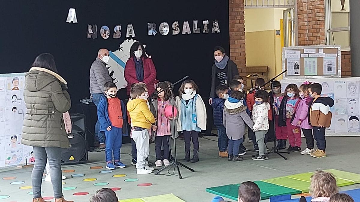 Os nenos de Domaio recitan por Rosalía