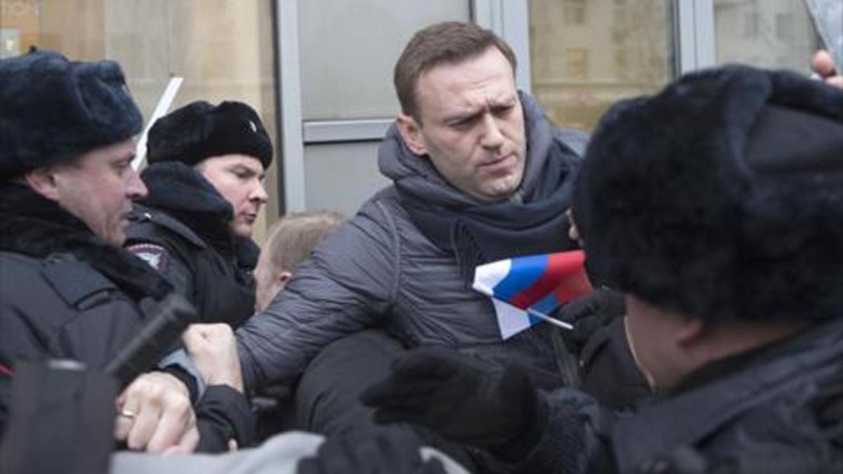 El opositor Alekséi Navalny, en el momento de ser detenido por policías, en Moscú.