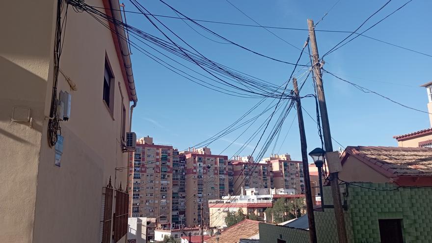 La calle Denis Corrales y su selvático cielo de cables