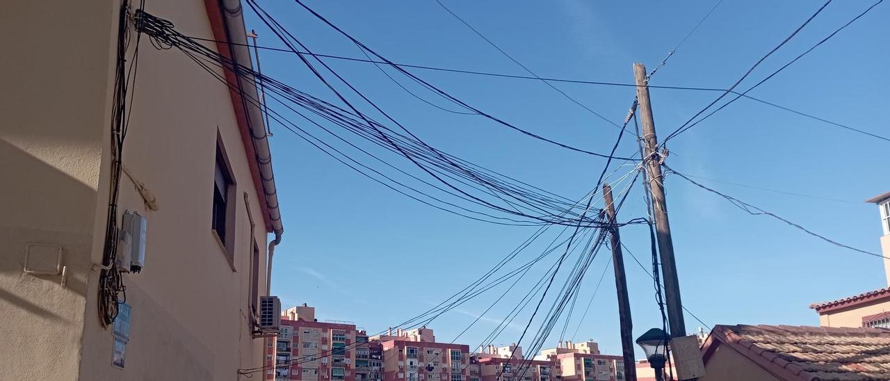 Vista de la calle Denis Corrales y sus postes con cables aéreos.
