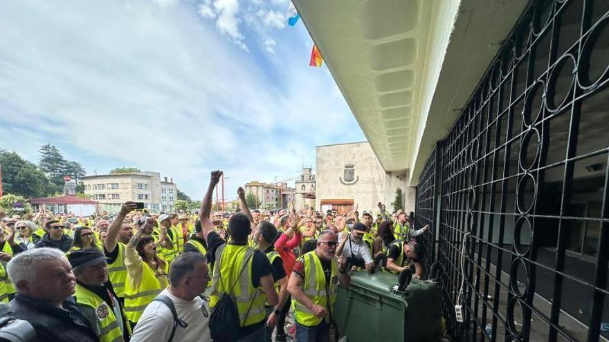 Un contenedor volcado a las puertas del Concello: los trabajadores de recogida de basura de Vigo salen a la calle
