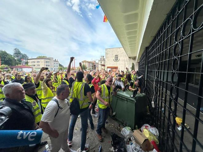 Huelga de la basura en Vigo | Un contenedor volcado a las puertas del ...