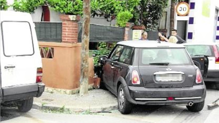 Dos cotxes s&#039;encasten contra una casa a Girona