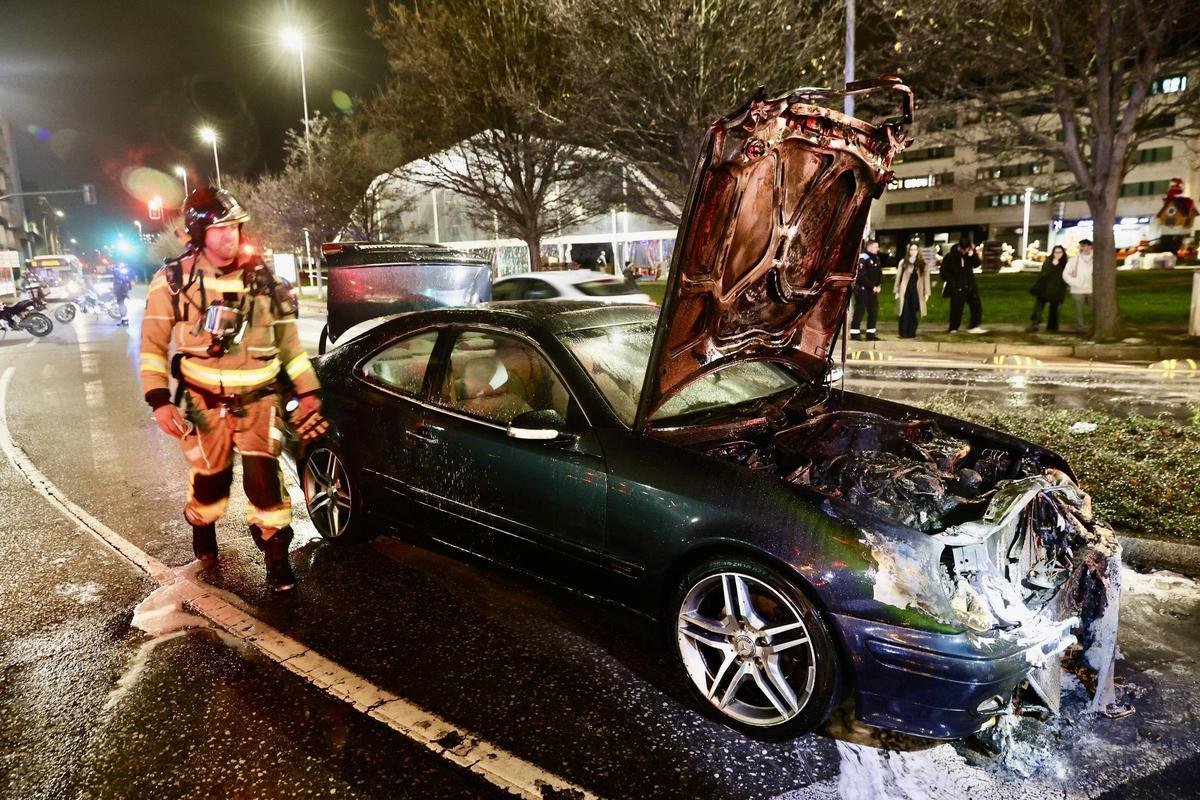 Alarma en Gijón por un coche ardiendo en la plaza del Humedal (en imágenes)