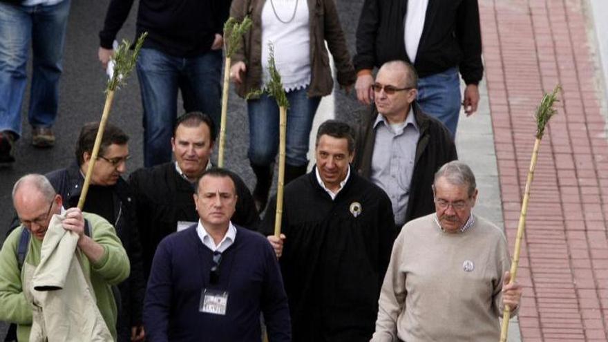 Eduardo Zaplana, entonces ya expresidente, acudió a la Santa Faz de 2010 ante la ausencia del entonces jefe del Consell, Francisco Camps. En la imagen se le ve con el vicepresidente de la CAM, Armando Sala (a la derecha) y, a la izquierda del todo y detrás José Antonio Rovira, actual conseller de Cultura y entonces gerente de Recursos Humanos de la Diputación de Alicante