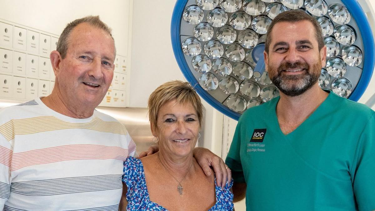 Christine, paciente británica que combinó su tratamiento de implantología cigomática en IOC Clínica Dental con una semana de vacaciones en Gran Canaria, junto a su marido y el Dr. Manuel Martín.