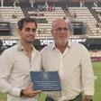 Noguera entrega a Alejandro Arribas un obsequio por parte de la FPFCCT por el 30 aniversario del club