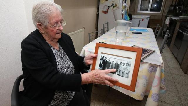 Carmen Saura enseña una fotografía de su padre, el encargado de la “fábrica da lus”.