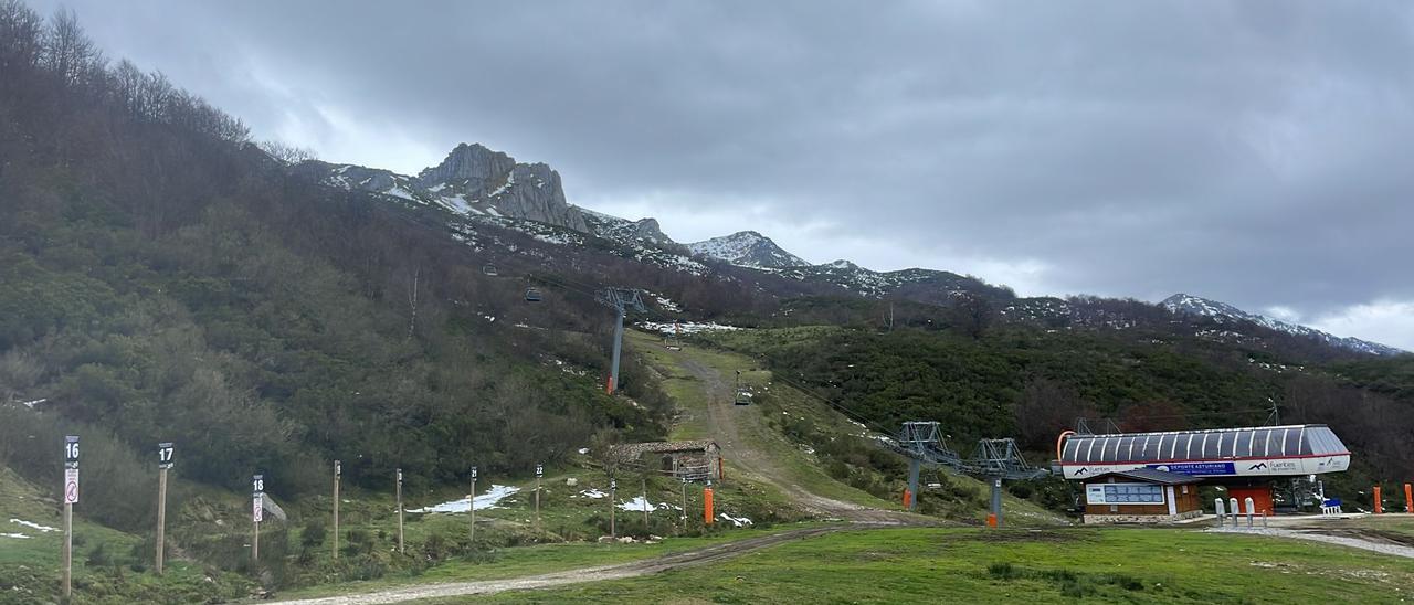 La estación de Fuentes de Invierno, sin nieve en la parte baja, ayer al mediodía. | A. V.