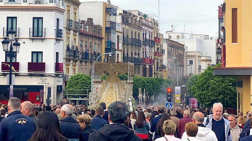 VÍDEO | Una multitud acompaña a la Virgen de la Salud de San Gonzalo cuando el palio se adentra en Triana