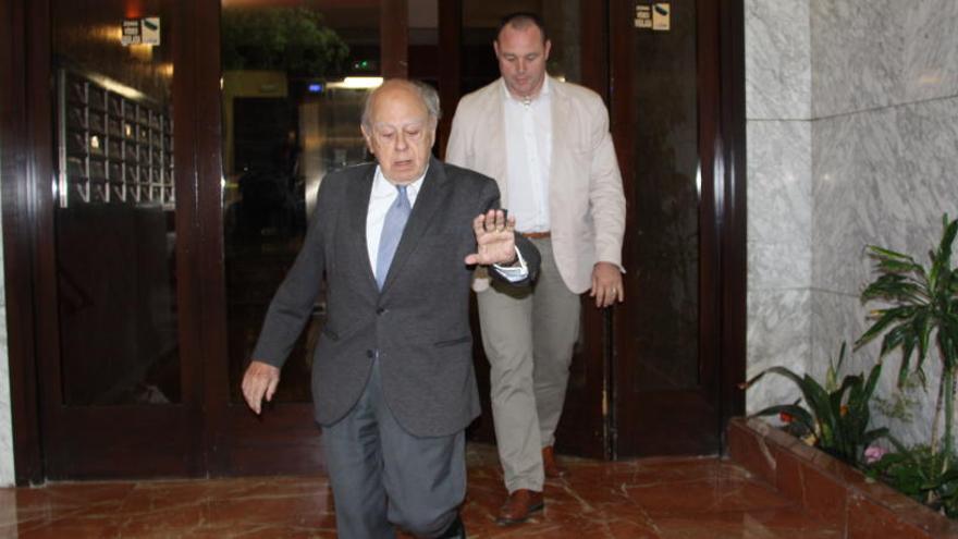 L&#039;expresident Jordi Pujol sortint del seu despatx a Barcelona.