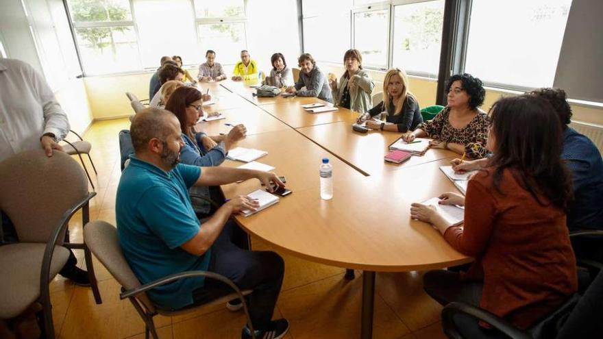 Participantes, ayer, en la reunión de Yolanda Alonso con los directores de los colegios.