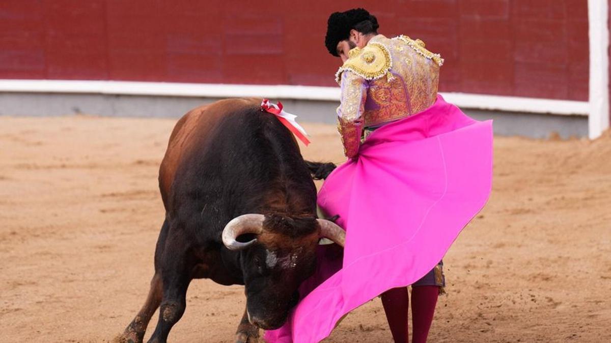 El diestro Morante de la Puebla en la lidia de su primer de la tarde en el festejo taurino en Las Ventas.