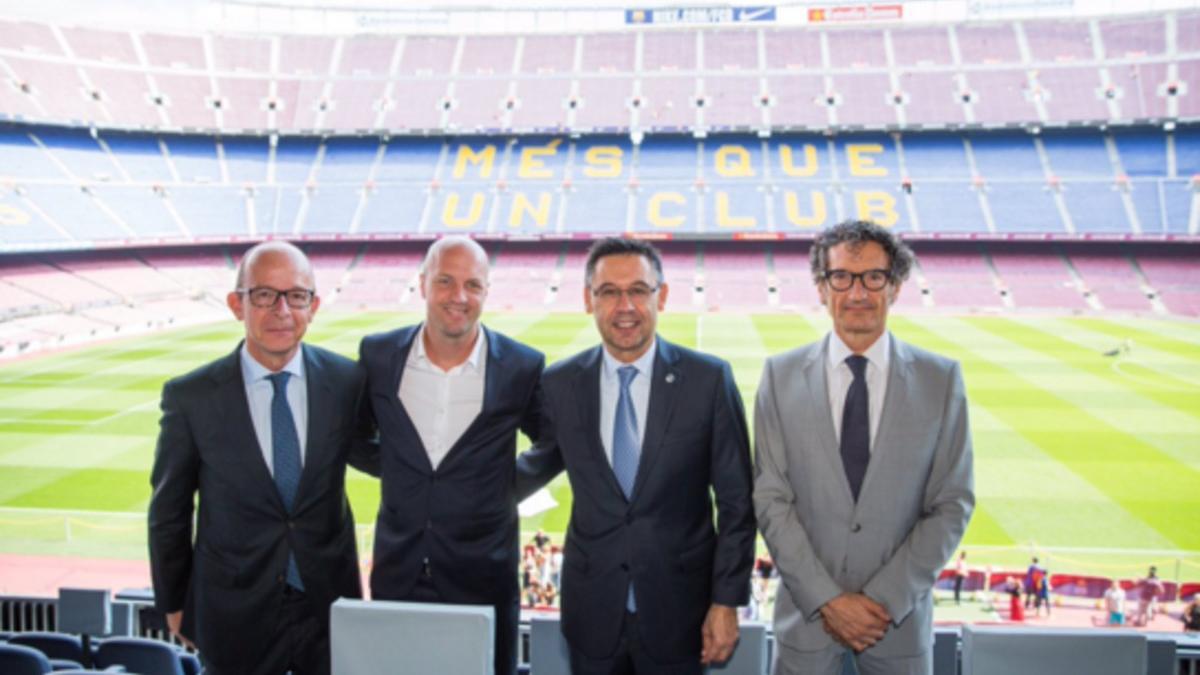 Jordi Cruyff y Bartomeu posan en el Camp Nou tras la firma del acuerdo