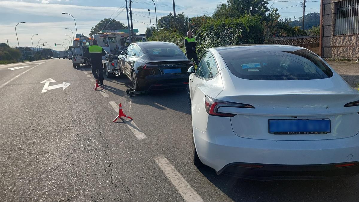 Dos VTC enganchados por la grúa en Vigo por operar sin licencia.