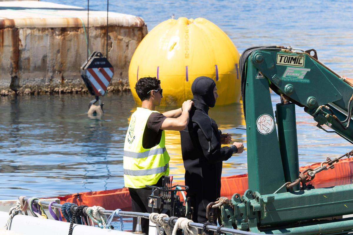 Espectaculares imágenes de la recuperación del yate que se incendió y se hundió en Ibiza