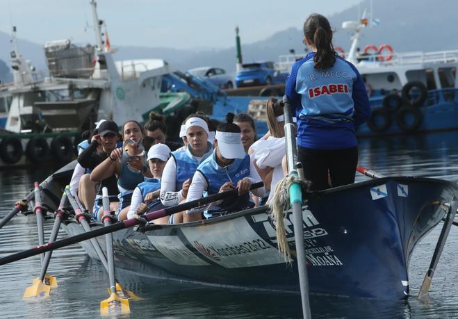 Las traineras de la SD Tirán se miden al barco de transporte de ría