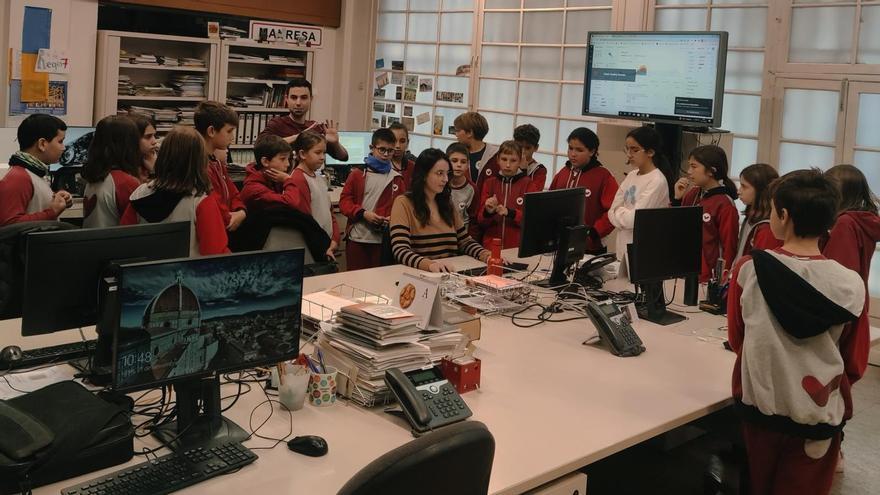 Alumnes de l&#039;escola Vedruna de Manresa mirant com s&#039;actualitza la pàgina web de Regió7