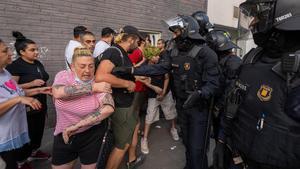Nuevos incidentes entre agentes y vecinos de La Mina ante el inminente desahucio de más familias.