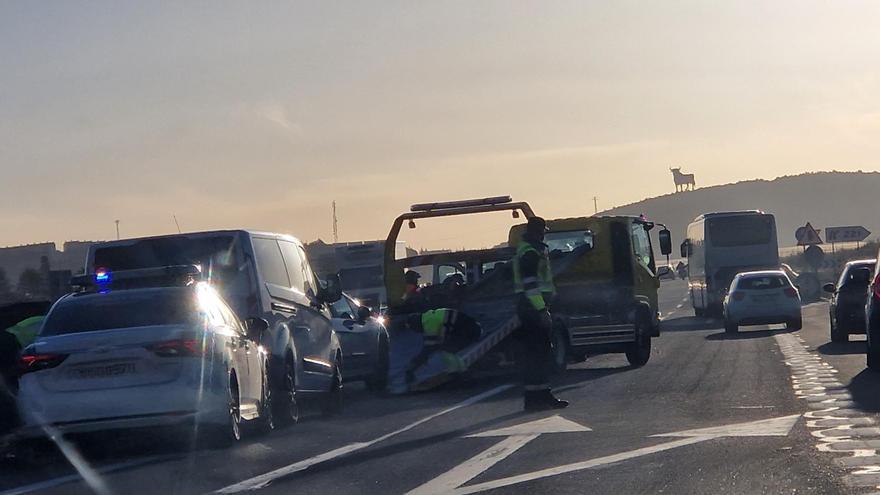 Una colisión entre tres vehículos genera colas de 45 minutos en la A-31 entre Novelda y Monforte