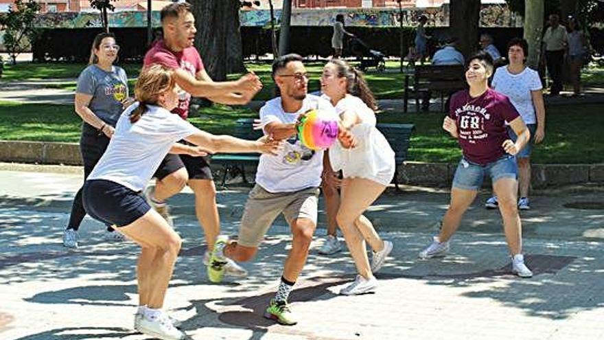 El deporte une a los alumnos del curso Monitor de Tiempo Libre y a los niños del Muévete en La Mota