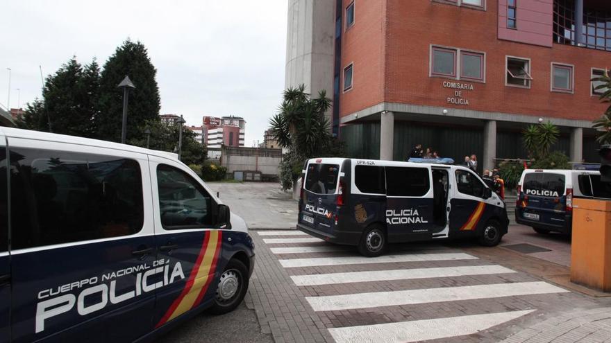 Detenido por romper a pedradas las ventanillas de 13 vehículos en Gijón