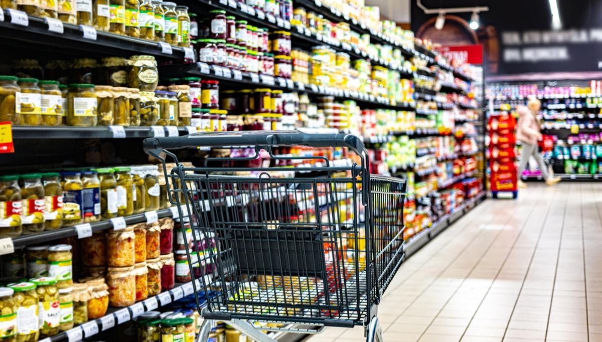 'Supermercado' es un ejemplo de la norma general: el prefijo va pegado a la base de la palabra.